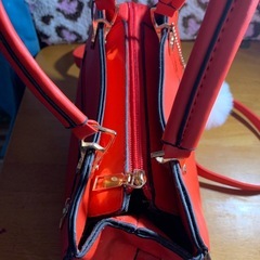 赤い肩下げバッグの画像