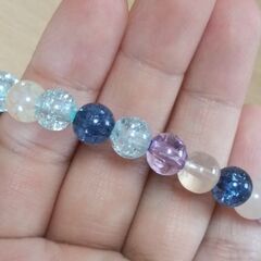 鮮やかなビーズブレスレットの画像