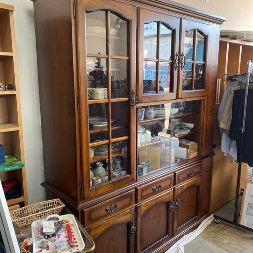 引き取り限定価格！美品　カリモク　大人気！コロニアル　食器棚　キャビネット　サイド開きあり