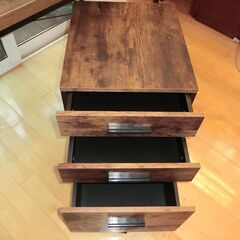 PCデスクと周辺家具セットの画像