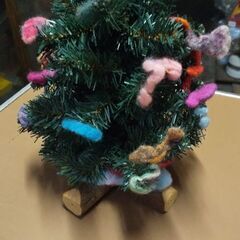わけあり中古品、ホワイトクリスマスツリーの置物プラス手作りツリーの画像
