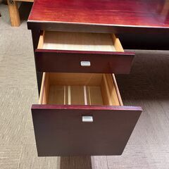 【無料：お譲りします】役員向けオフィスデスクの画像