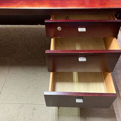 【無料：お譲りします】役員向けオフィスデスクの画像