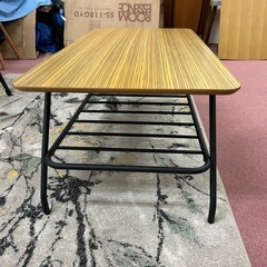 スチール脚のカジュアルなセンターテーブルの画像