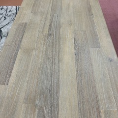 流行のグレーカラーのローテーブルの画像