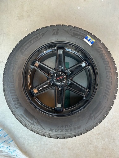 ブリヂストン スタッドレス　プラド　ハイラックス　 265/60R18