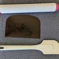 パン作り道具（ガス抜きめん棒、スケッパー、へら）の画像