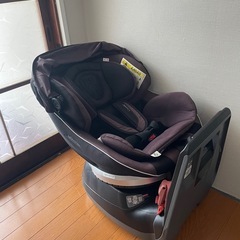 Combi チャイルドシート回転式、シートベルト固定式の画像