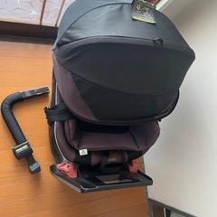 Combi チャイルドシート回転式、シートベルト固定式の画像