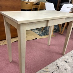 シンプルなパソコンデスクの画像