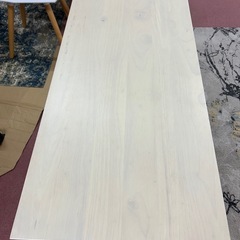 シンプルなパソコンデスクの画像