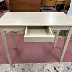 シンプルなパソコンデスクの画像