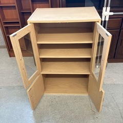 サ2511-406 ガラス扉 キャビネット 食器棚 木製 ナチュラル キズ汚れ有りの画像