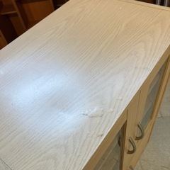 サ2511-406 ガラス扉 キャビネット 食器棚 木製 ナチュラル キズ汚れ有りの画像