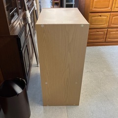 サ2511-406 ガラス扉 キャビネット 食器棚 木製 ナチュラル キズ汚れ有りの画像