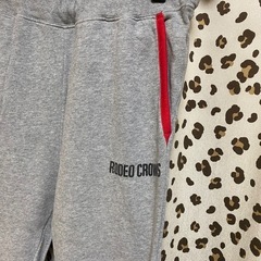 ロデオクラウンズ　ズボン　ジョガーパンツ　グレー✖️レッドの画像