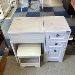 サ2511-407 アンティーク風 ドレッサー 木目調 ホワイト系 チャイルドプルーフストラップ、コーナーガード付き キズ汚れ有り の画像