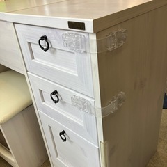 サ2511-407 アンティーク風 ドレッサー 木目調 ホワイト系 チャイルドプルーフストラップ、コーナーガード付き キズ汚れ有り の画像