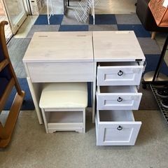 サ2511-407 アンティーク風 ドレッサー 木目調 ホワイト系 チャイルドプルーフストラップ、コーナーガード付き キズ汚れ有り の画像