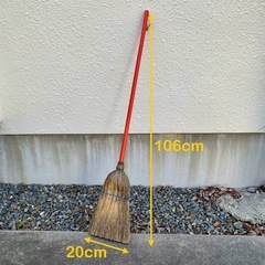 赤い柄が可愛い ほうきの画像