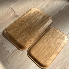 ダイソー　滑らないトレー　大小の画像