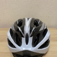 GIANT エアロダイナミックヘルメット ホワイト/ブラック(size M–L)の画像