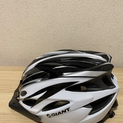 GIANT エアロダイナミックヘルメット ホワイト/ブラック(size M–L)の画像