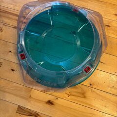 ベイブレードまとめ売り！スタジアム付き・コマ13個＋ランチャー3個＋ハンドル1個の画像