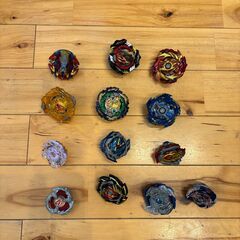 ベイブレードまとめ売り！スタジアム付き・コマ13個＋ランチャー3個＋ハンドル1個の画像