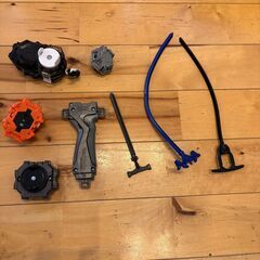 ベイブレードまとめ売り！スタジアム付き・コマ13個＋ランチャー3個＋ハンドル1個の画像