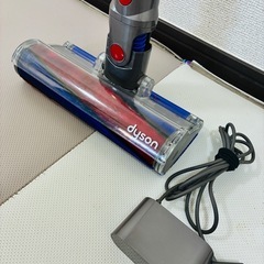 【問い合わせ停止】ダイソン　dyson  v8 absolute 掃除機  充電器付き の画像