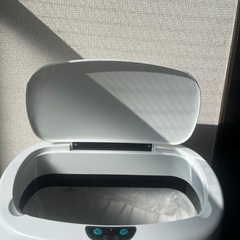 自動開閉ゴミ箱の画像