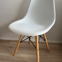 イームズチェア風の椅子の画像