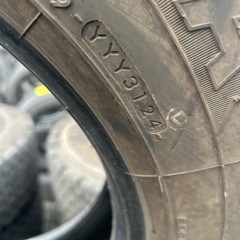 225.80.17.5.4t用スタッドレスタイヤの画像