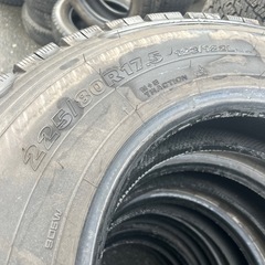 225.80.17.5.4t用スタッドレスタイヤの画像