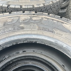 225.80.17.5.4t用スタッドレスタイヤの画像