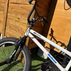 HILAND ハイランド BMXバイク 20インチ BMX自転車 スタントアクション 初心者に最適 高炭素鋼フレーム トライアルバイク ホワイトの画像