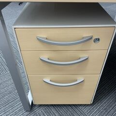 オフィスデスクセット（デスク、サイドデスク、サイドキャビネット、パーテーションS）の画像