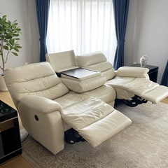 【ニトリ】電動リクライニングソファ 3人掛け 本革 アイボリー 中央テーブル付き（旧型）の画像