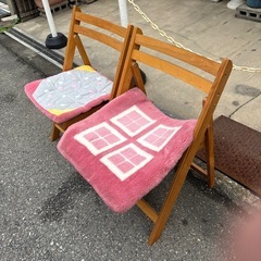 木製の椅子2脚➕布製クッションの画像