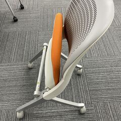 オフィスチェア（オレンジ色）の画像