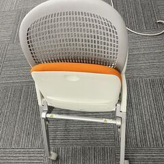 オフィスチェア（オレンジ色）の画像