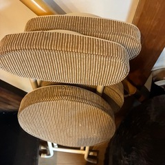 折りたたみの椅子3脚の画像