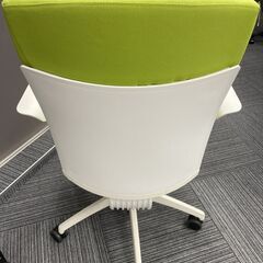 オフィスチェア（グリーン色）の画像