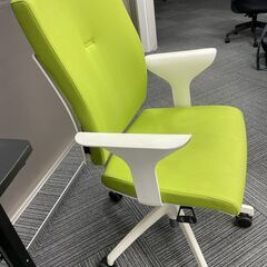 オフィスチェア（グリーン色）の画像