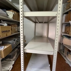 大型スチール棚の画像
