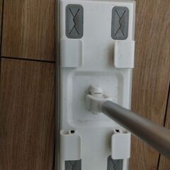 雑巾が挟めるクイックルワイパーみたいな掃除用具の画像