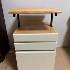 用途色々！伸縮する木製引き出し棚の画像