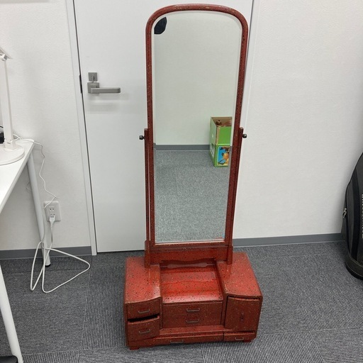 赤い漆塗りの鏡台