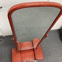 赤い漆塗りの鏡台の画像